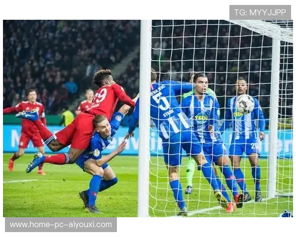 拜仁传中战术展现效果，头球人稳稳完成破门