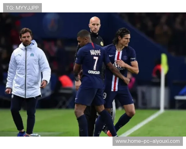 巴黎保持高节奏推进,卢卡斯变向带球干净利索